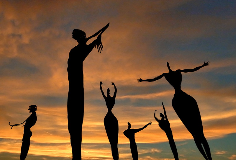 xyz Kunst Himmel.jpg - Die Figuren auf der Insel Mallorca sind bei Tageslicht aufgenommen worden. Der HImmel ist nachträglich montiert worden.